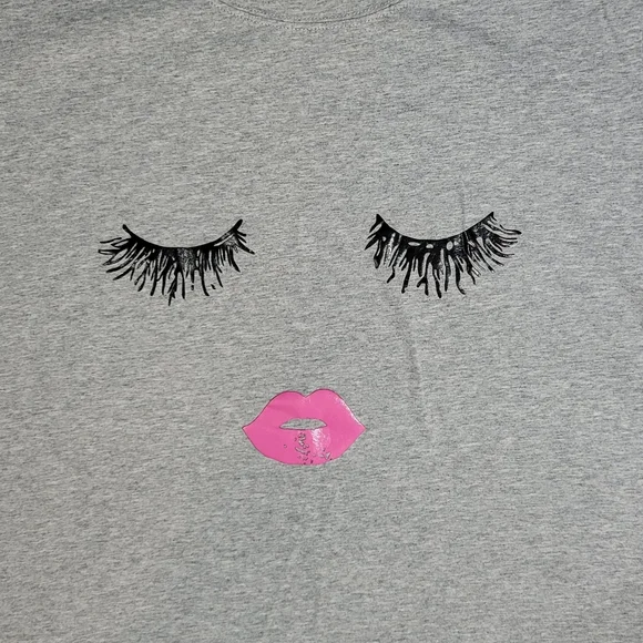 Women's Large Gray Shirt with Pink Lips Eyelashes Fun Makeup Glamour Design - Picture 3 of 6